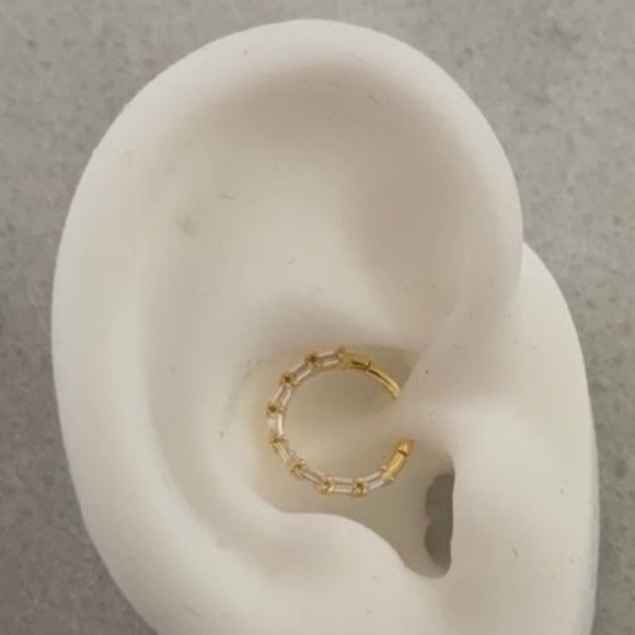 18K Gold Stacked Crystal Conch Daith Cartilage Earring 

Brand New - Picture 4 of 5